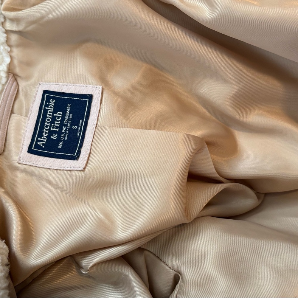 Abercrombie and Fitch - Faux Fur - Small - Picture 5 of 6
